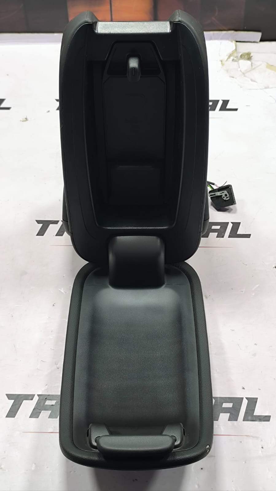 MINI COOPER F60 ARM REST WIRELESS CHARGING CONSOLE 5A81DB0 2017-2024 - Image 9