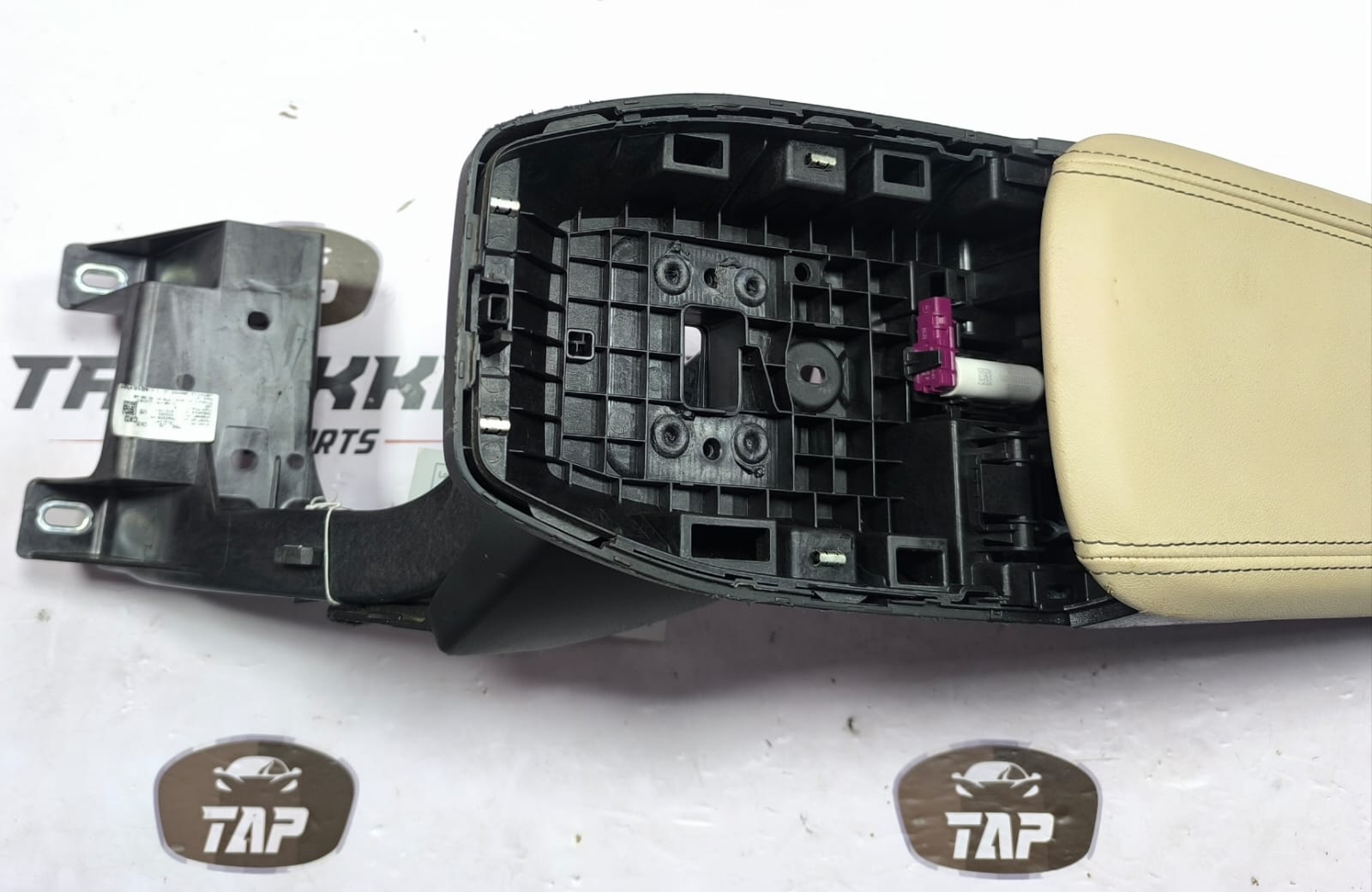 BMW 5 SERIES M-SPORT RIGHT HAND DRIVER CENTER ARMREST ASSEMBLY 5A6E0D8 2024-2026 - Image 7
