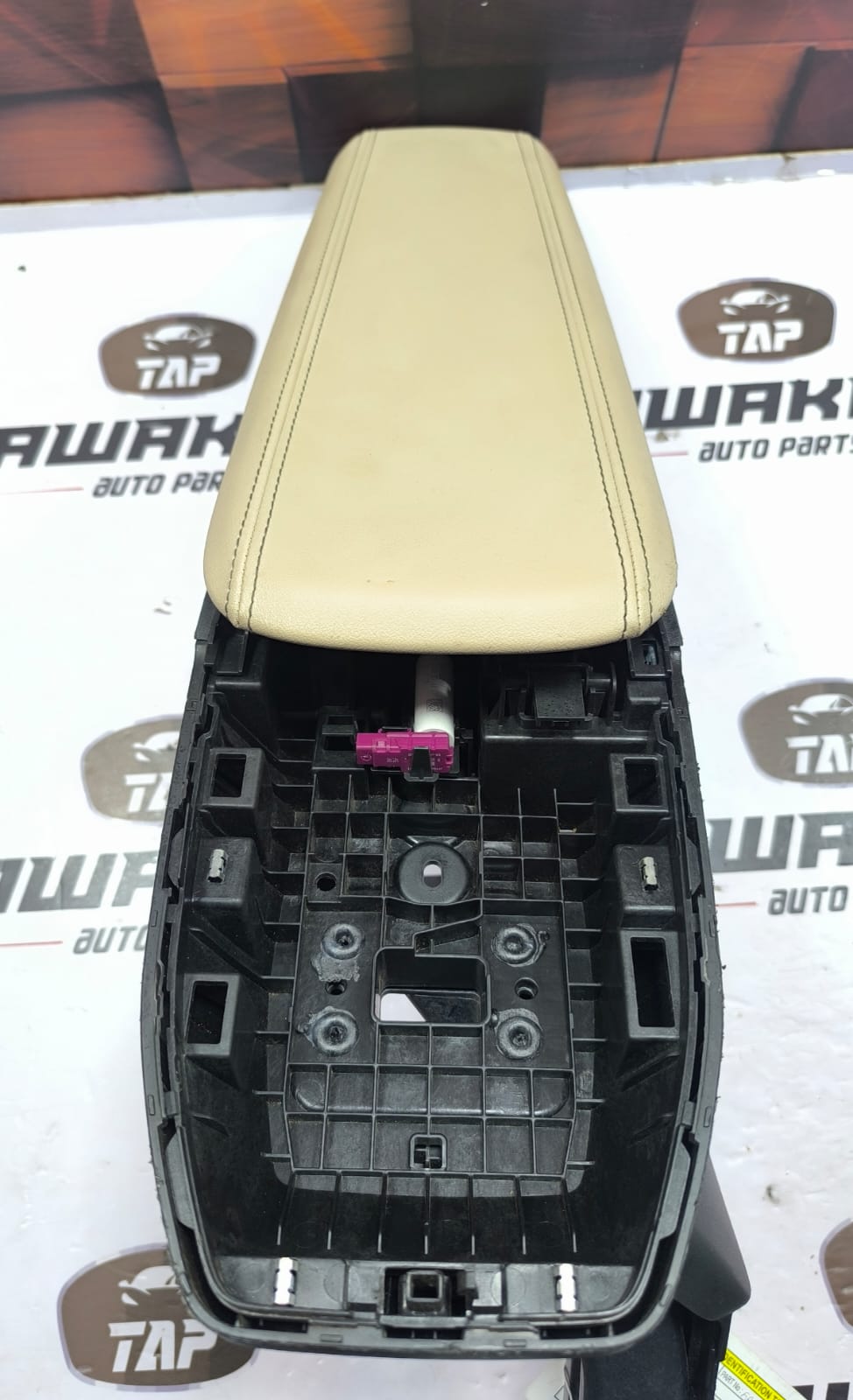 BMW 5 SERIES M-SPORT RIGHT HAND DRIVER CENTER ARMREST ASSEMBLY 5A6E0D8 2024-2026 - Image 5
